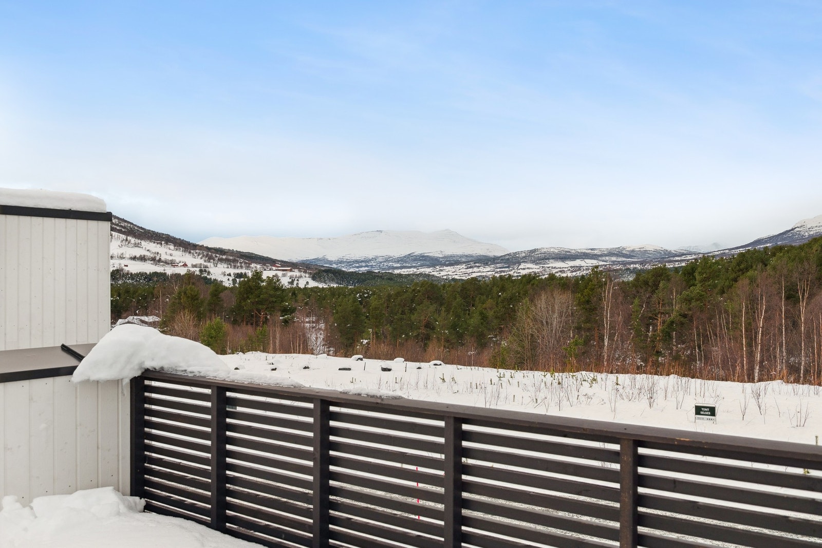 Via balkongdør har man tilgang til takterrasse på hele 45 kvm. Her har man solforhold fra sein formiddag til kvelden, terrassen er forsterket for Jacuzzi i fremkant, og klart for 400v strøm. Galleribilde