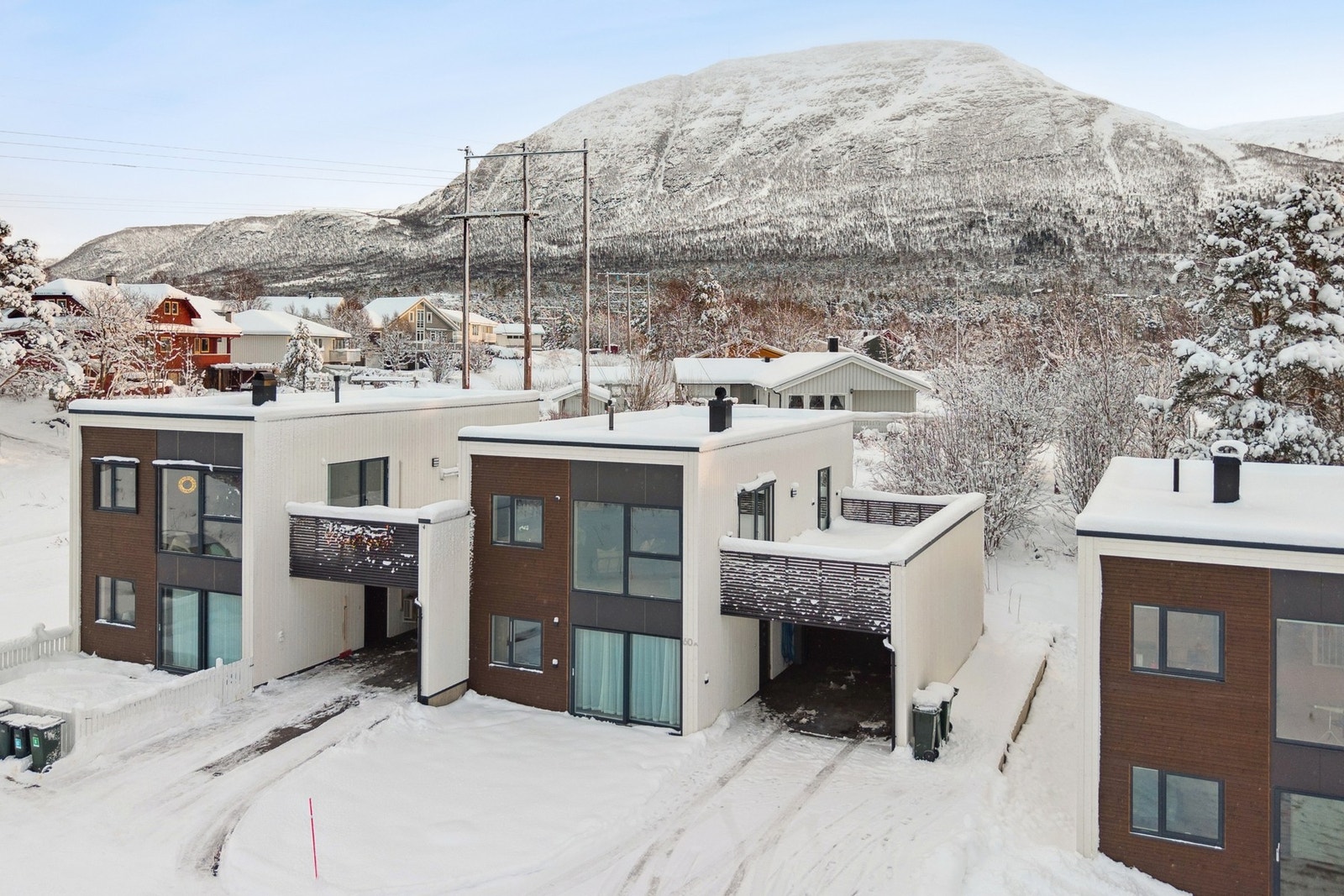 Her kommer man til dekket bord, boligen er ferdigstilt i 2024. Boligen er gjennomgående med materialer av høy kvalitetsmessig karakter inkl smarthusstyring. Galleribilde