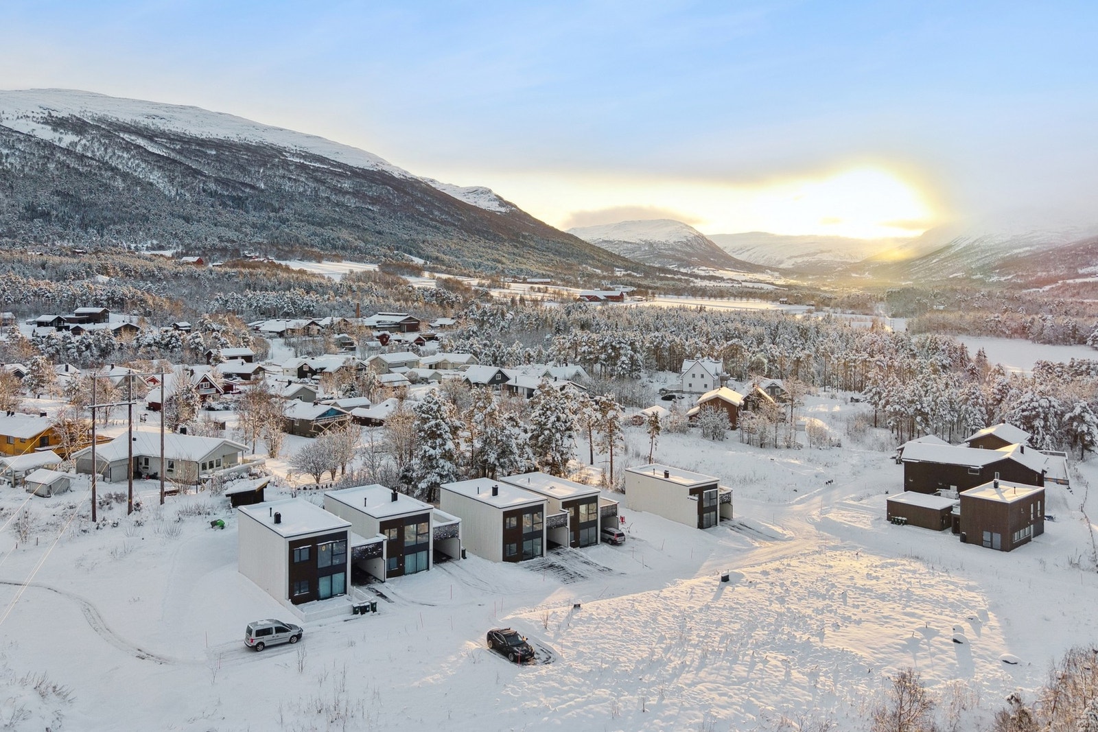 Selve gata en blindvei og området beskrives best som rolig og barnevennlig.
Innen få minutters gange har man tilgang til 2 barnehager. Galleribilde