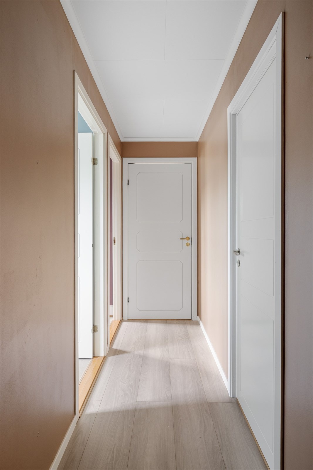 Gang/trapperom i 2. etasje med adkomst til 2 soverom, baderom og kott. Galleribilde