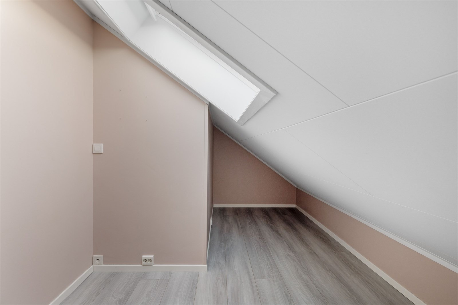 Rommet har enstavs laminat fra 2019 på gulv og overflater malt i en innbydende farge i 2019. Galleribilde