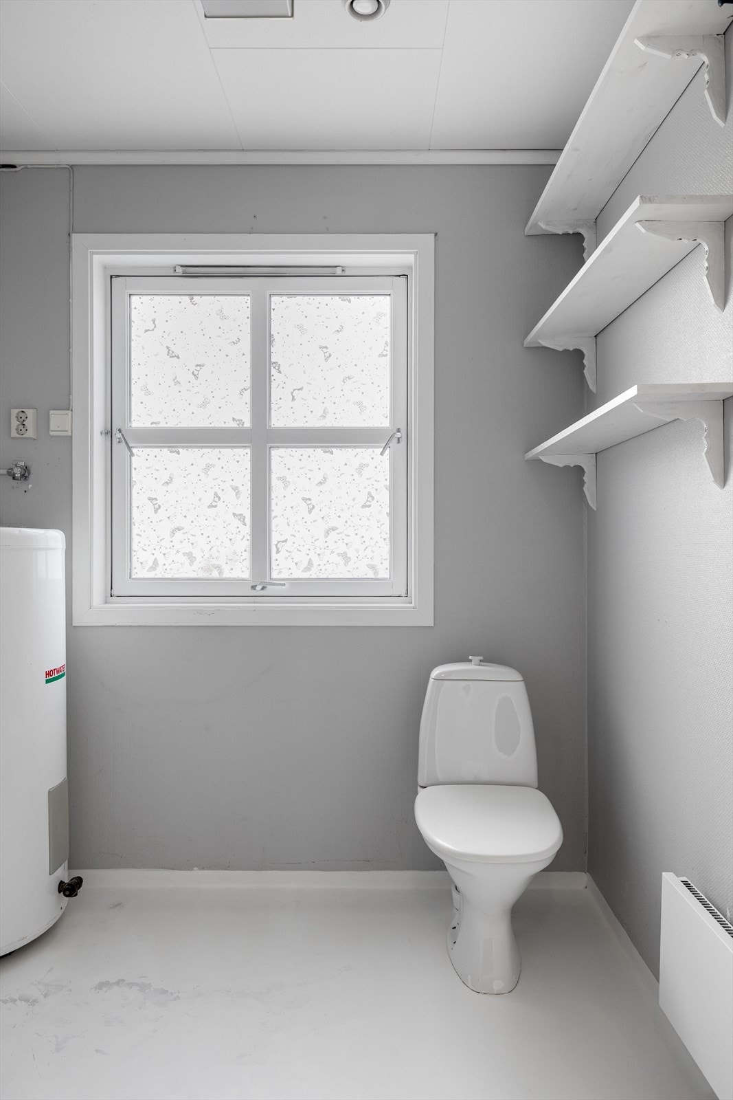 Fra entréen er det adkomst til et praktisk vaskerom med ekstra toalett. Galleribilde