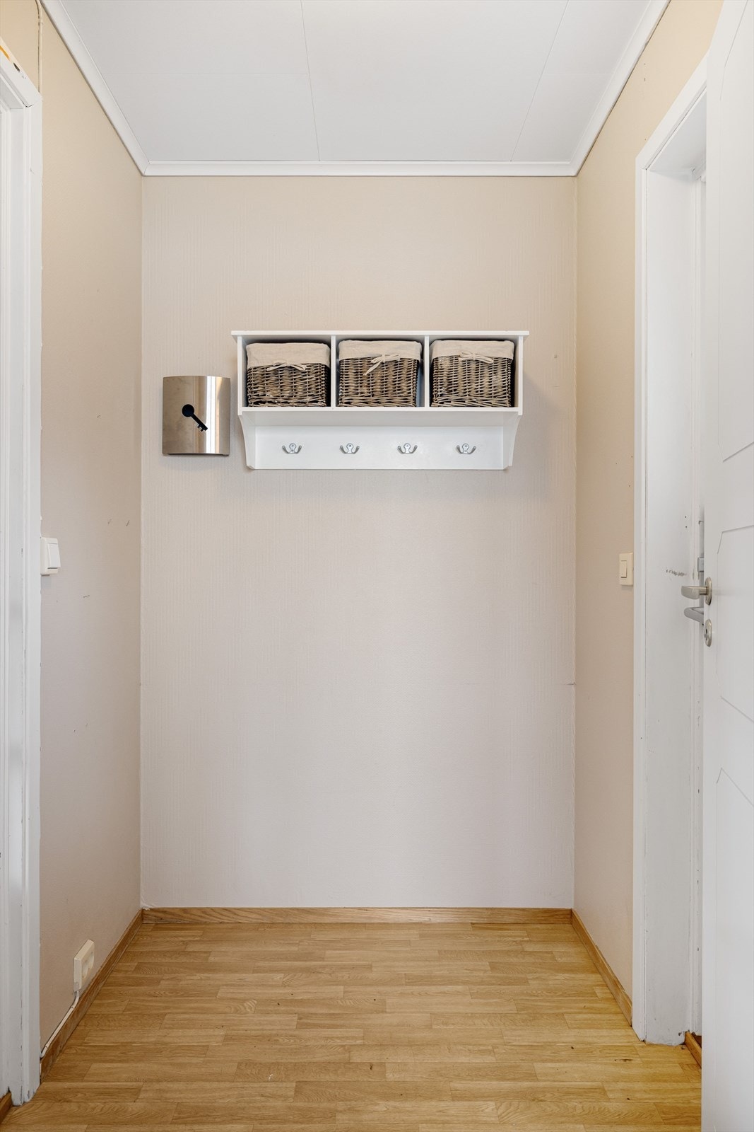 I entréen er det plass til sko og oppheng av yttertøy. Galleribilde