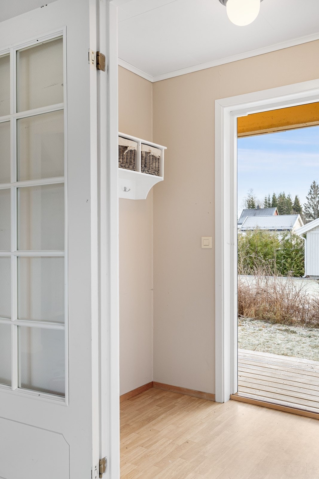 Du ønskes velkommen inn i et lys og praktisk entré. Praktisk med kodelås montert på ytterdøren. Galleribilde