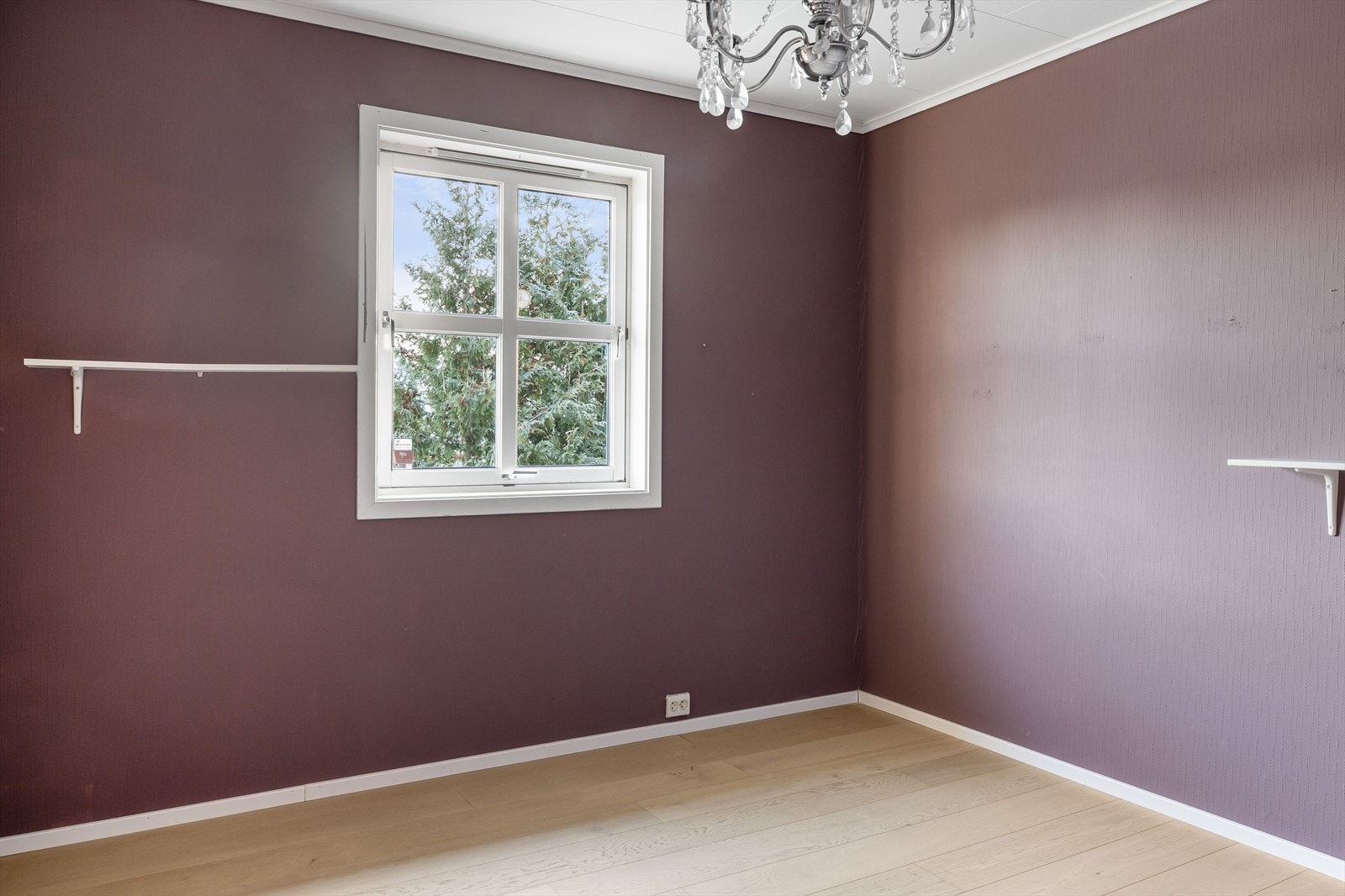 Soverom 1 har enstavs parkett fra 2022 på gulv og overflater malt i 2022. Galleribilde