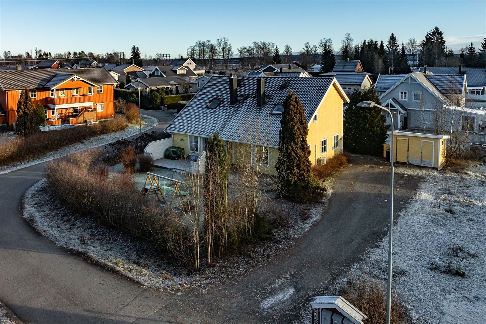En del av vertikaldelt tomannsbolig fra 1991 på selveiet tomt. Boligen har en attraktiv beliggenhet på Bergumfeltet i Løten kommune. Galleribilde