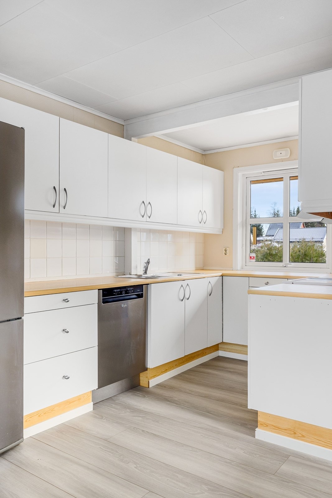 Kjøkkenet ligger i en fin delvis åpen løsning med stuen, naturlig tilbaketrukket, men likevel åpent og sosialt. Galleribilde