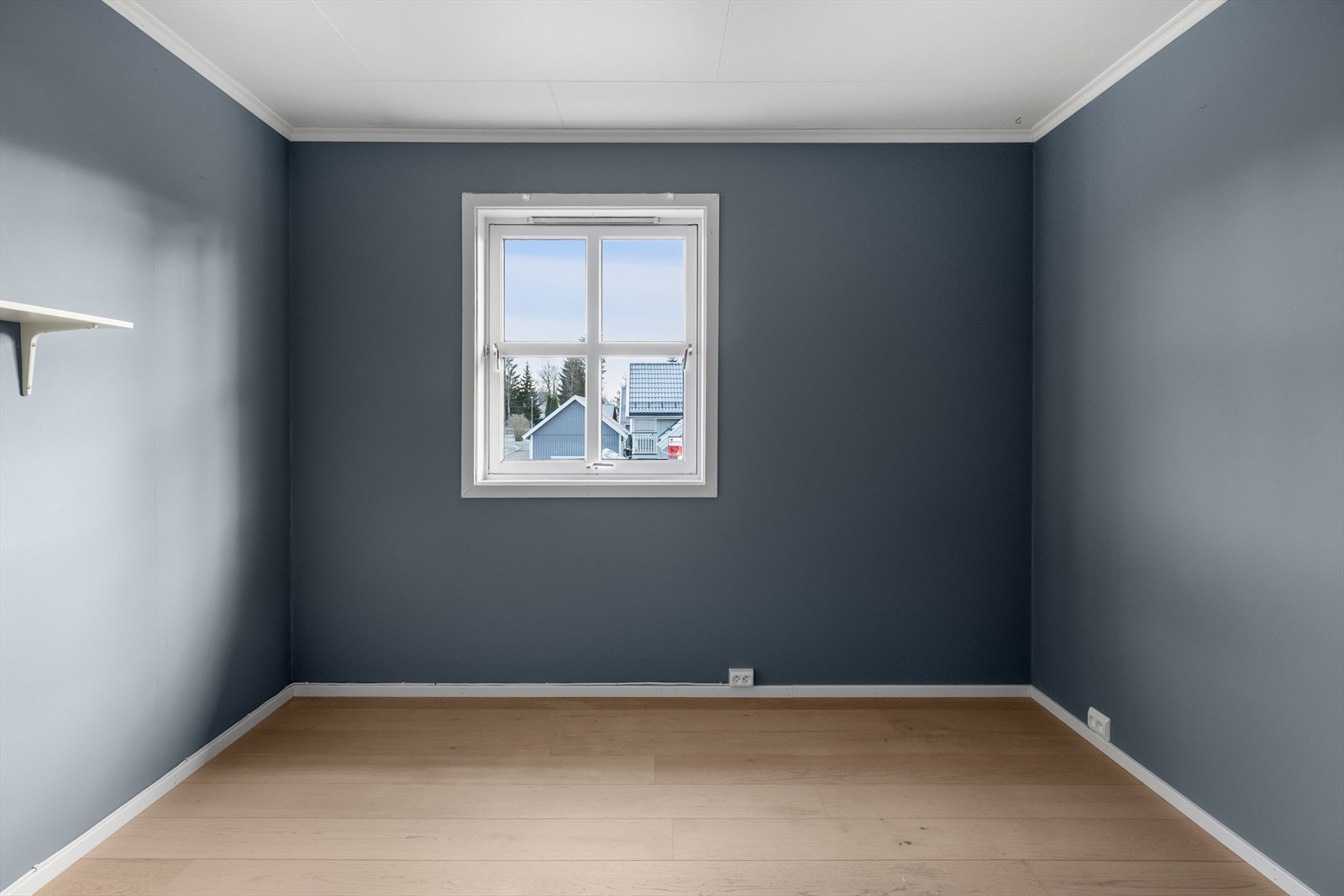 Soverom 2 har enstavs parkett fra 2022 på gulv og overflater malt i en fin blåfarge i 2022. Galleribilde