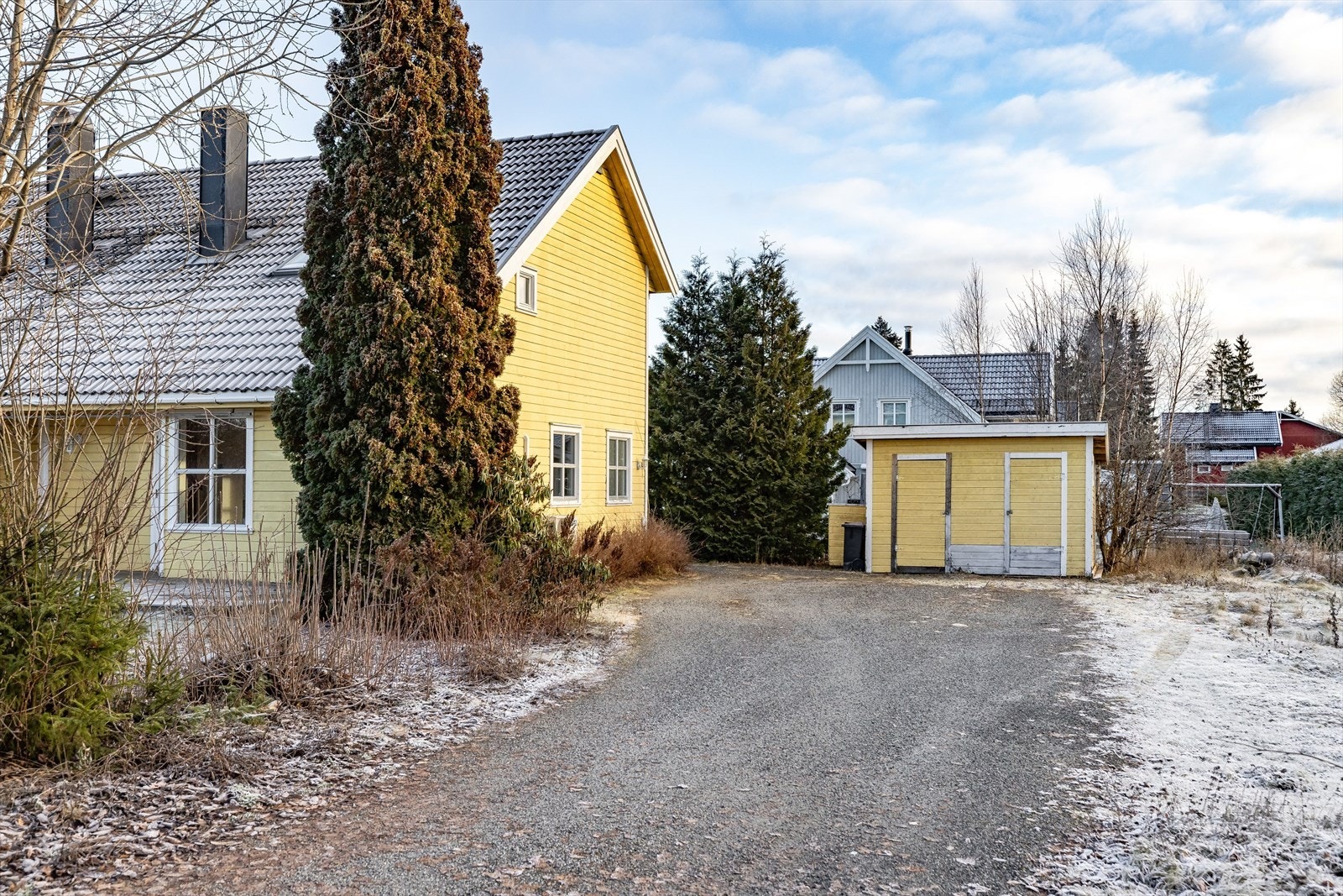 Eiendommen er også bebygd med en felles utvendig bod. Boden boligen disponerer er på ca. 4m². Galleribilde