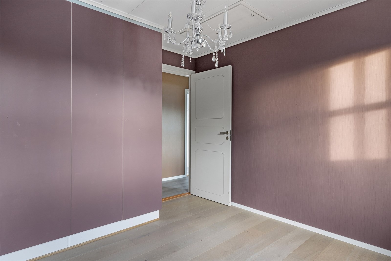 Det er også god oppbevaringsplass i plassbygde garderobeskap, samt adkomst til loft via takluke og stige. Galleribilde