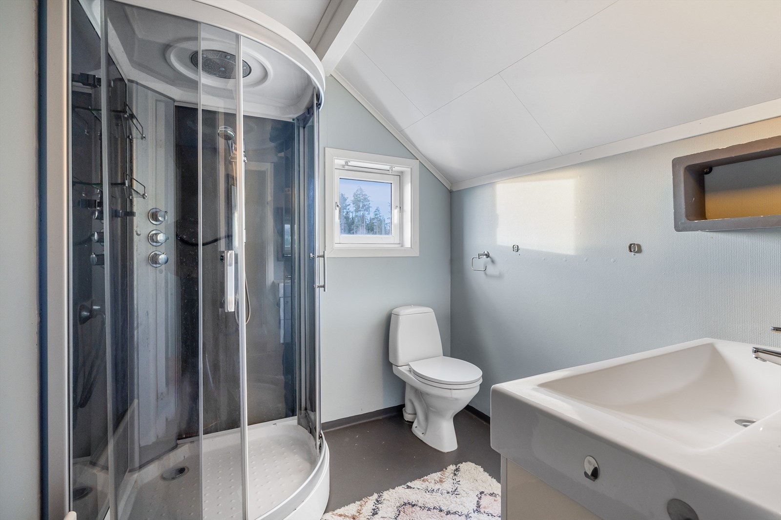 Baderommet ble malt i 2018 og ble oppgradert med ny innredning og dusjkabinett samme år. Galleribilde