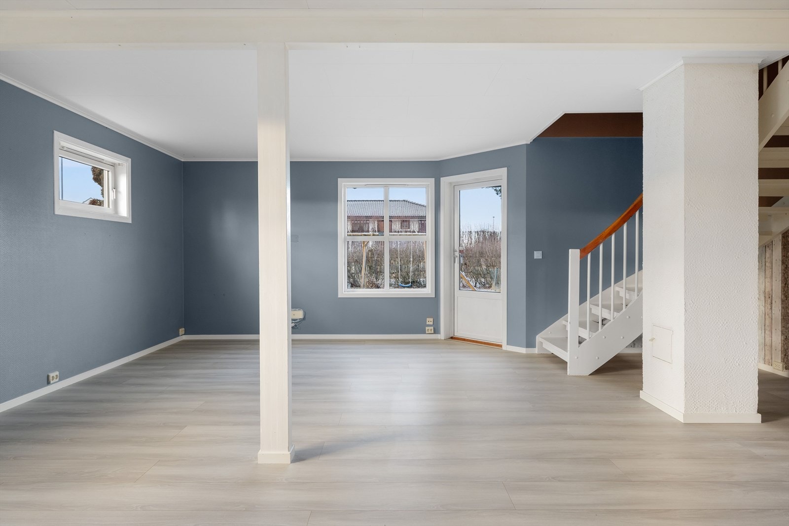 Stuen har moderne enstavs gulv fra 2019 og overflater malt i en fin blåfarge i 2019. Galleribilde