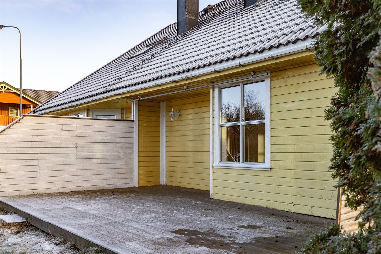 Fra stuen har du utgang til en solrik vestvendt terrasse. Terrassen har impregnerte terrassebord på gulv og det ble montert levegg mot naboen i 2022. Galleribilde