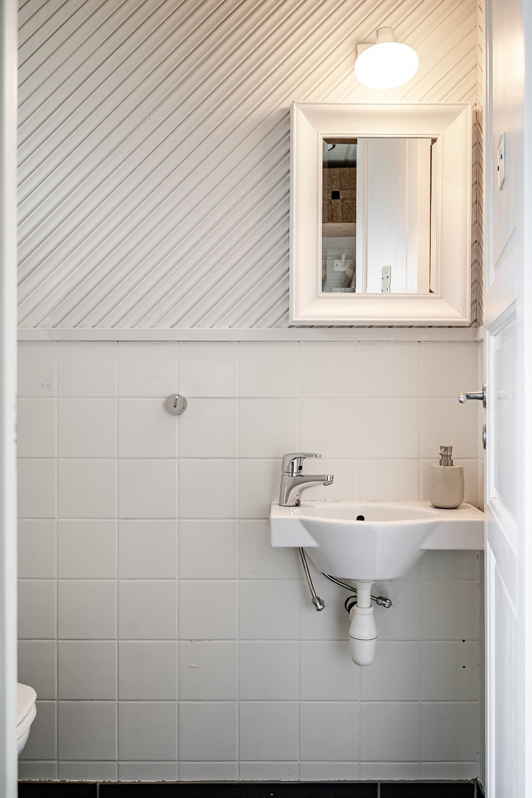 Fra entréen er det adkomst til et praktisk ekstra toalettrom med flislagt gulv og gulvvarme. Toalettrommet er utstyrt vegghengt servant, speil med belysning og gulvstående toalett. Galleribilde