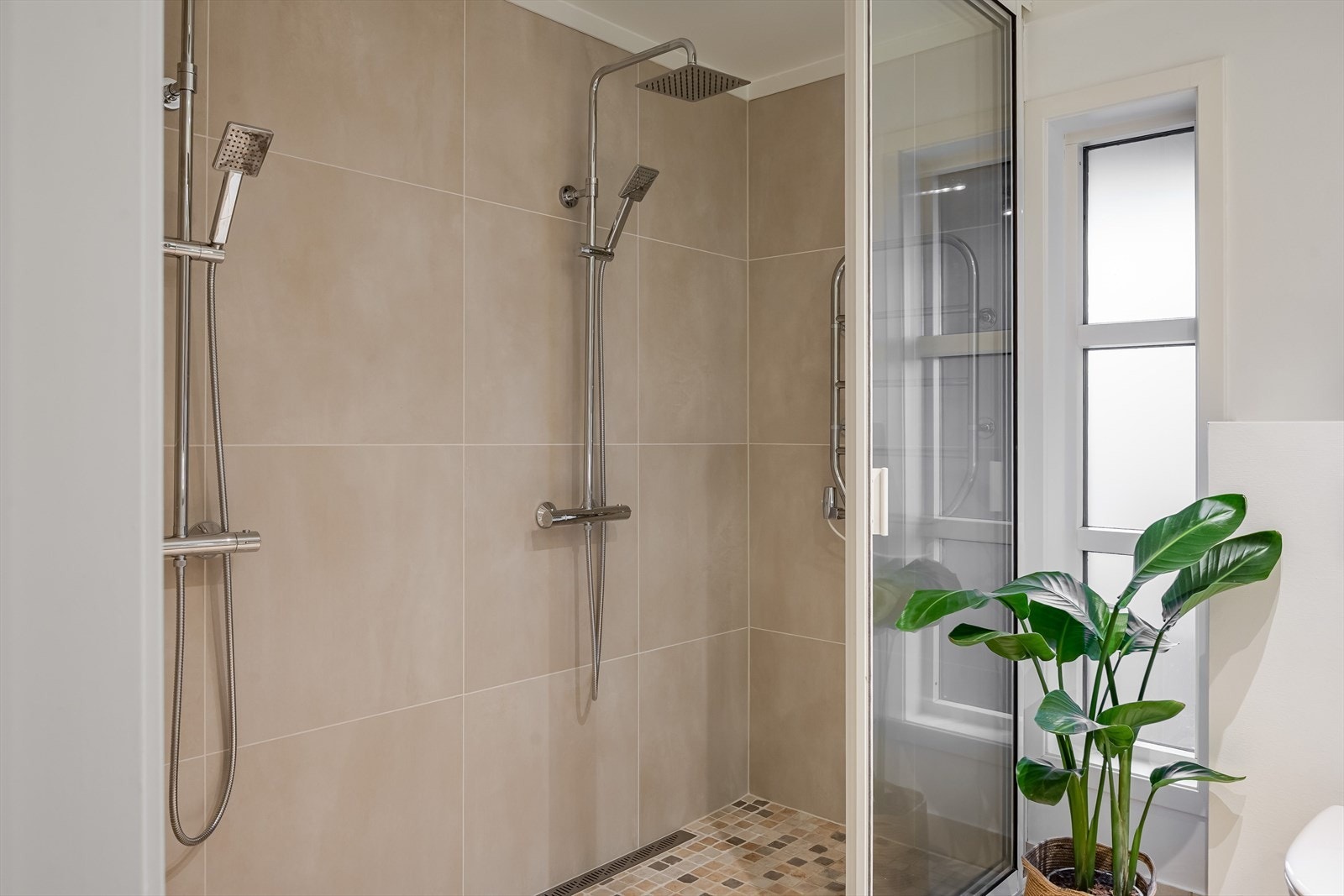 Romslig dusjsone oppgradert i 2025 med bla. nye fliser, nytt sluk og slukmansjetter. Galleribilde