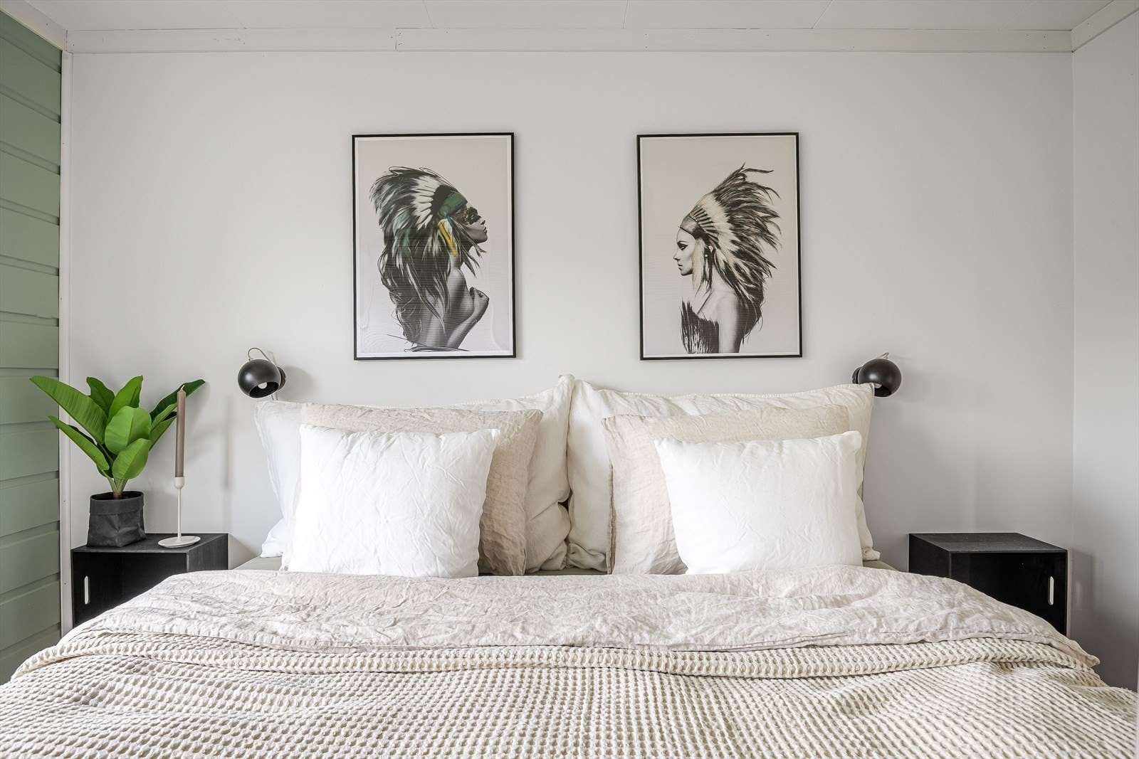 På soverommet har du naturlig plass til dobbeltseng med tilhørende nattbord. Galleribilde