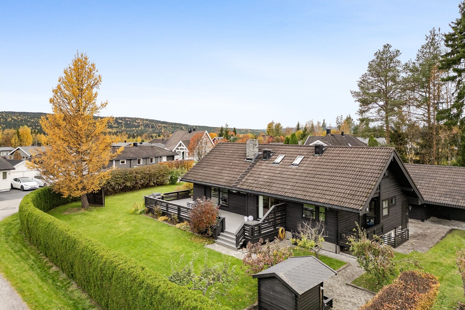 Eiendommen ligger i et veletablert, rolig og barnevennlig boligområde på Hanstad. Her bor du med kort gangavstand til barneskole, barnehage, samt dagligvarebutikker med post. På skoleområdet er det fine lekeområder med både kunstgressbaner og skatepark. Galleribilde