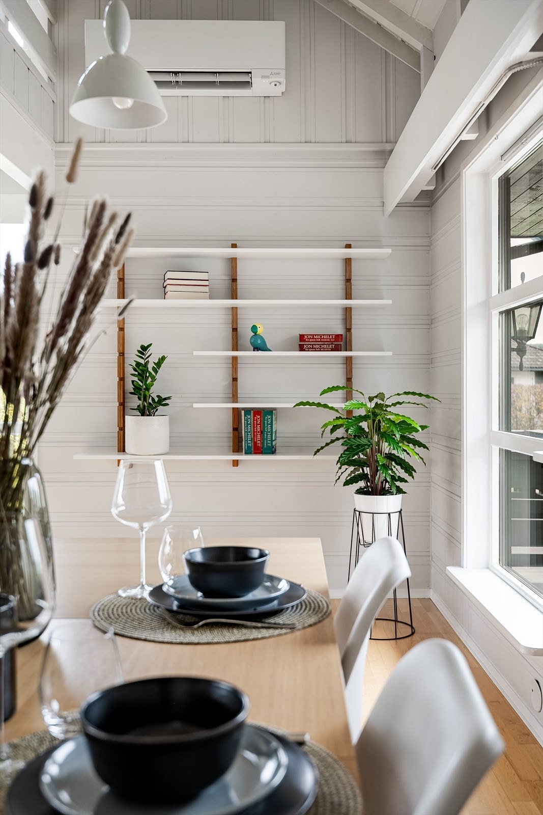 Det er montert luft-til-luft varmepumpe fra 2023 som sørger for en god og jevn varme på vinterstid. Galleribilde