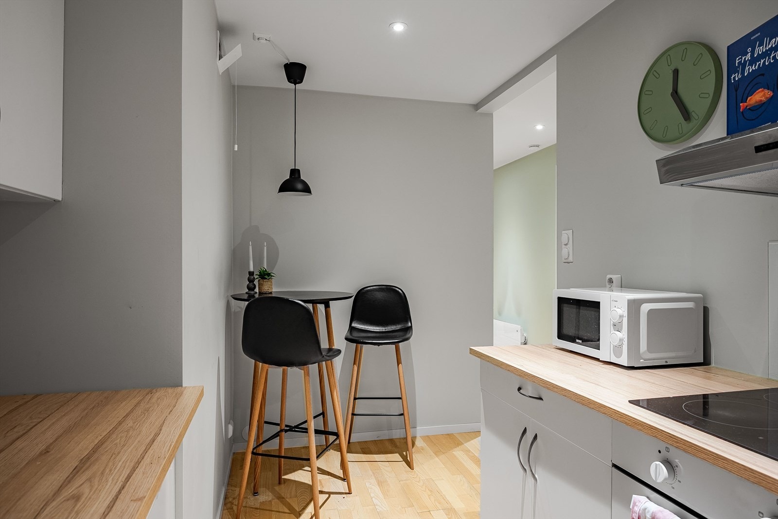 Kjelleren er møblert fra huseier, og bør selges møblert. Med mindre annet avtales, overtas salgsobjektet med de leieforhold som fortsatt er gjeldende per overtakelse. Galleribilde