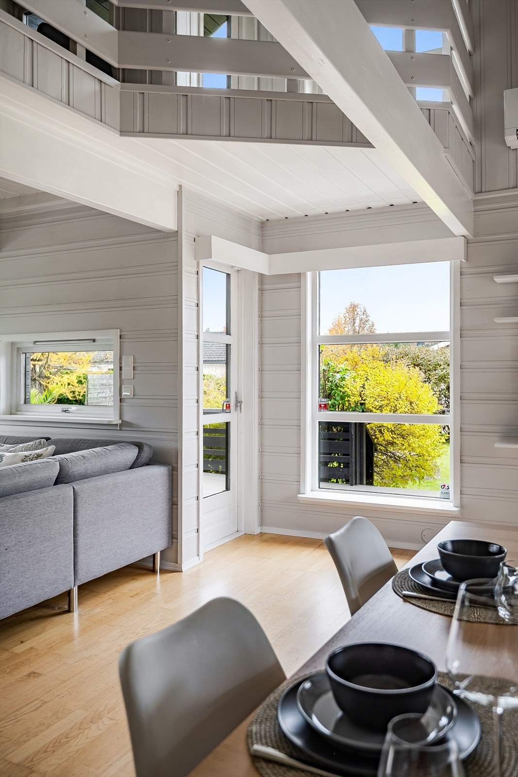 Det er utgang til terrassen både fra stuen og fra kjøkkenet. Galleribilde