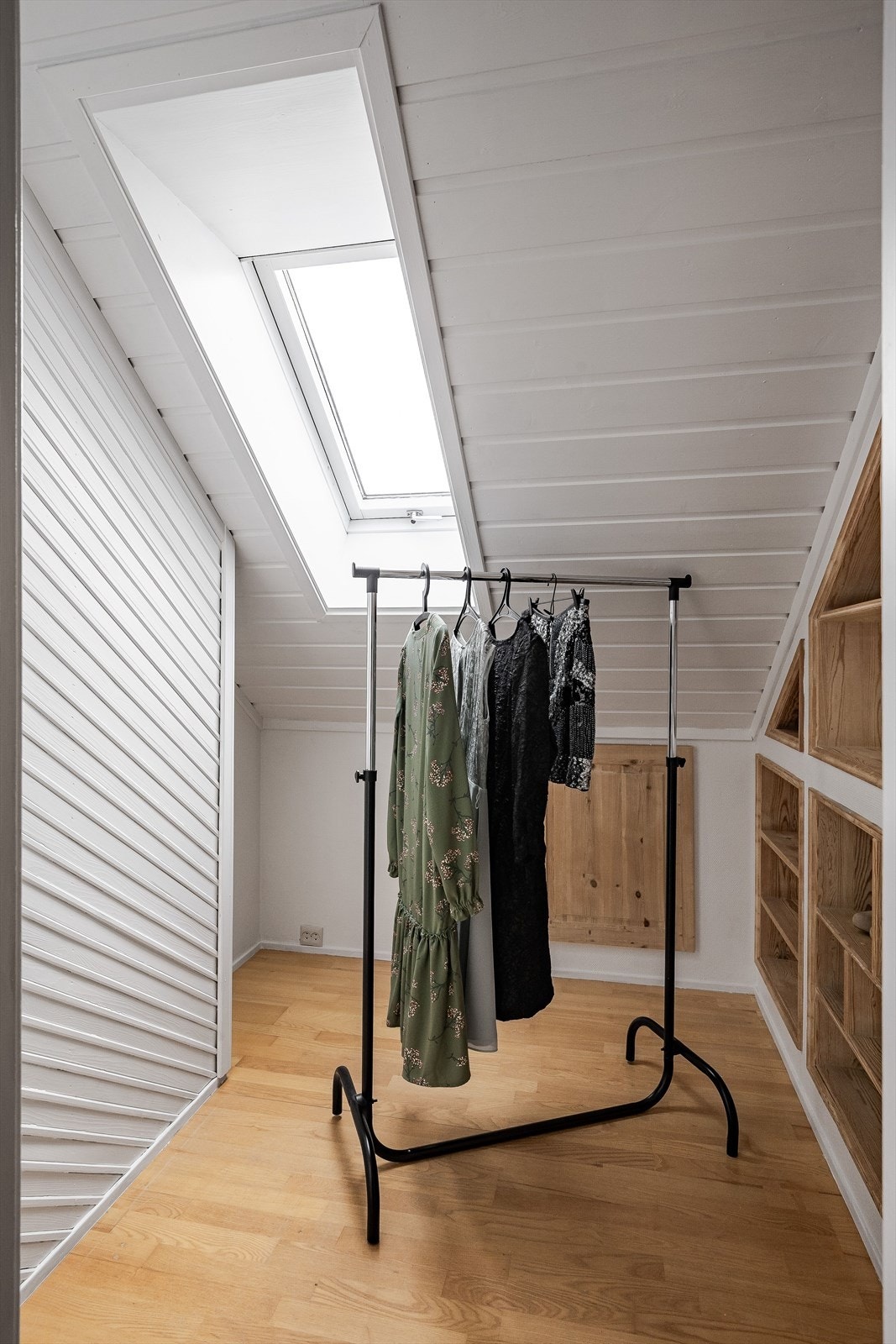 Bod/garderoberom i 2. etasje med plassbygde hyller. Galleribilde
