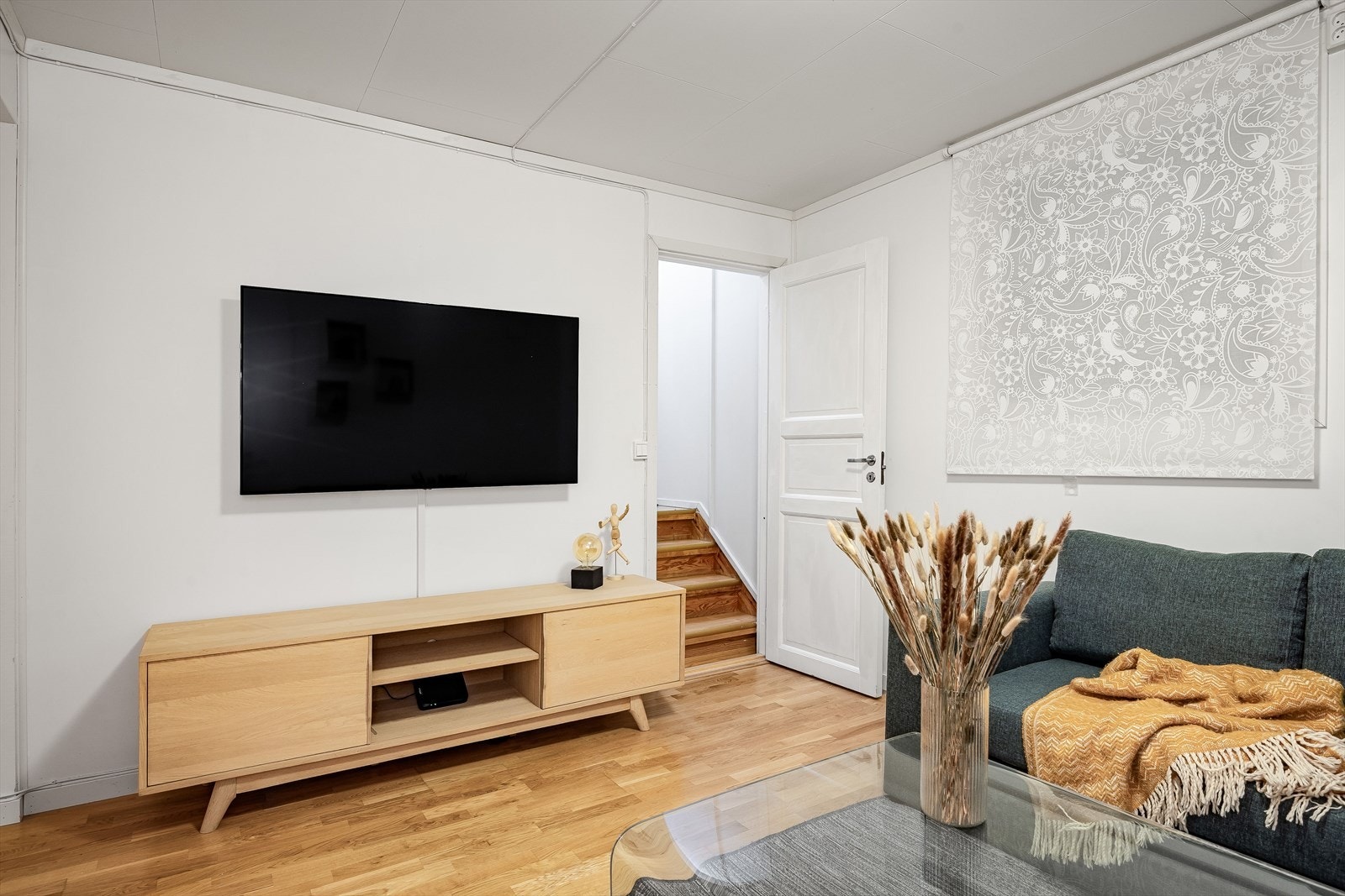 Fra stuen i 1. etasje er det trapp ned til en ekstra stue i kjelleren. Galleribilde