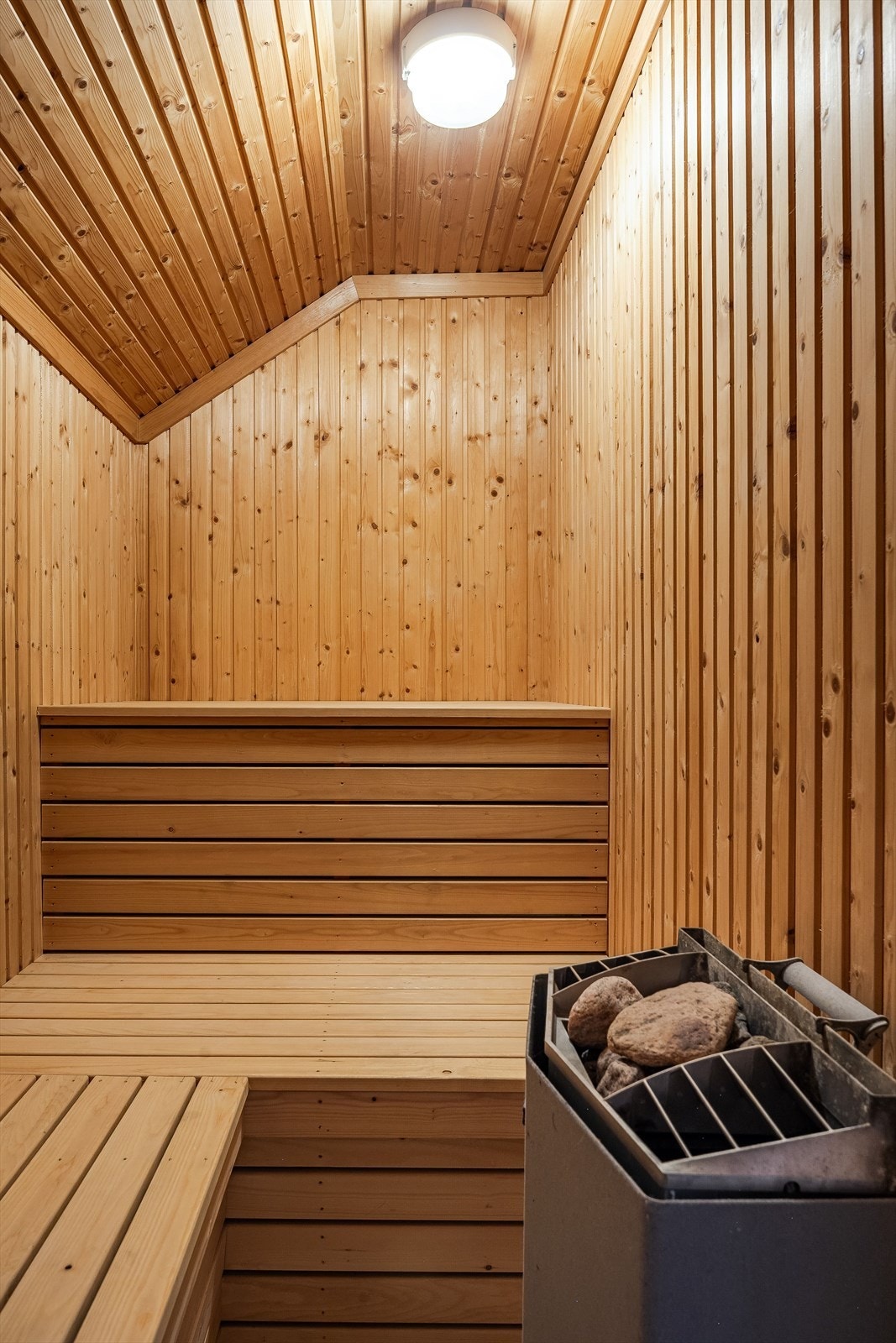 Fra baderommet er det adkomst til en deilig badstue med plassbygde sittebenker og elektrisk badstueovn. Galleribilde