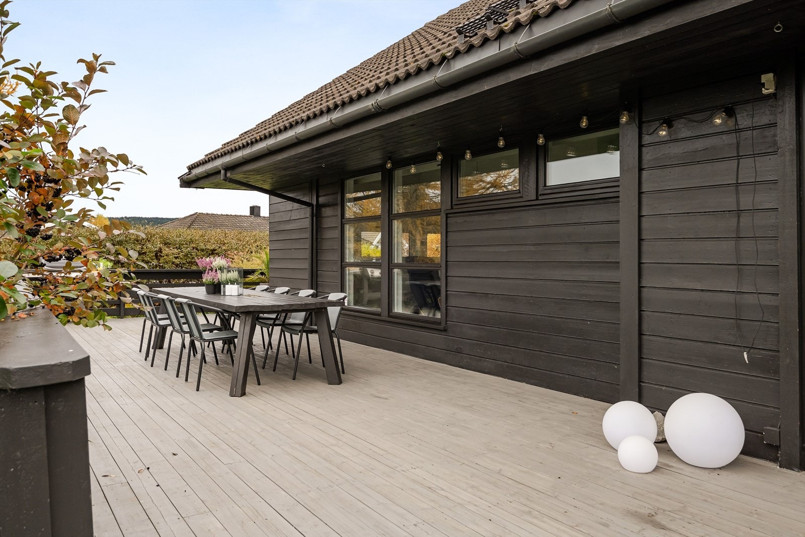 Terrassen strekker seg langs to sider av boligen som gir god plass til ulike soner og flere sittegrupper. Galleribilde