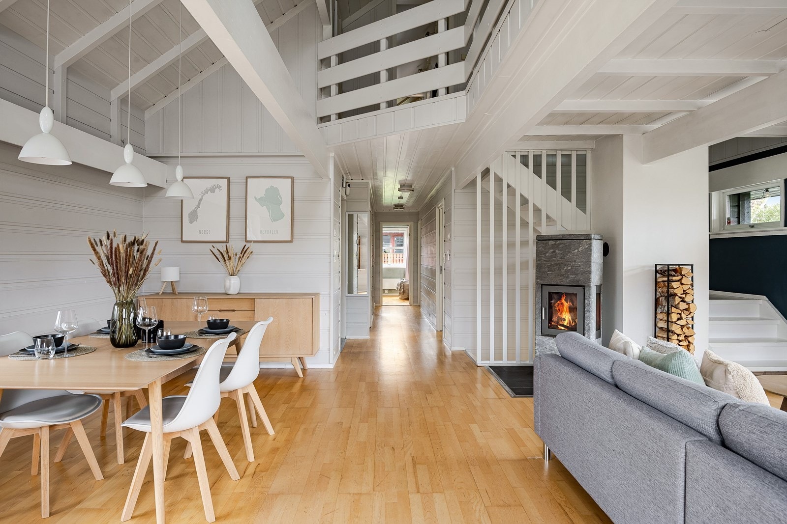 Boligen har en god planløsning med stue, kjøkken, 2 soverom, baderom med badstue og toalettrom i 1. etasje. Galleribilde