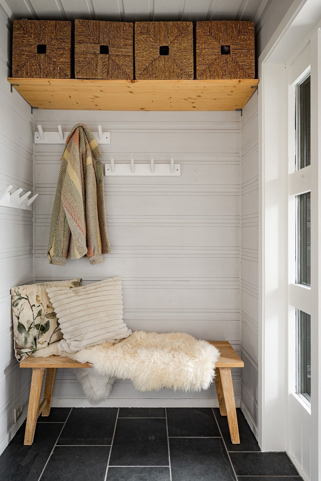 I entréen har du plass til sko og oppheng av yttertøy, samt oppbevaringsplass på hattehylle. Galleribilde