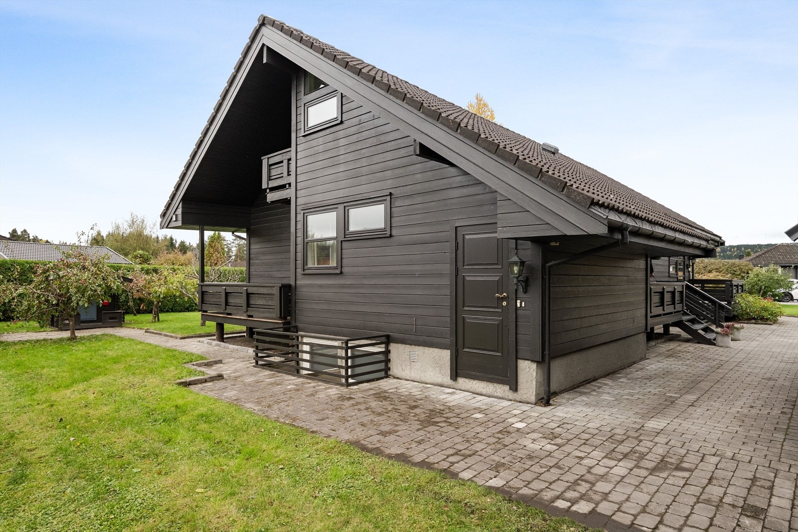 Egen inngang til hybeldel i kjelleren som i dag utleid til 2 leietakere. Det er etablert skriftlige leiekontrakter med 3 måneders oppsigelsestid, men de har et ønske om å ha leieforholdet frem til sommer 2026 som et minimum. Galleribilde