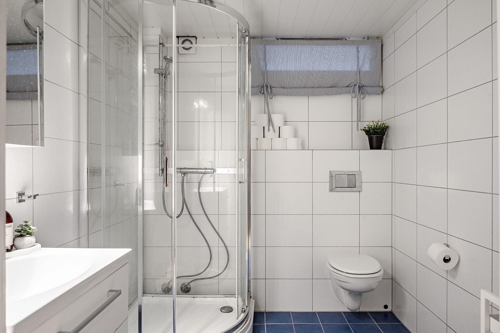 Flislagt baderom i hybeldelen. Baderommet har fått TG3 i tilstandsrapporten og må oppgraderes for å tåle normal bruk etter dagens krav. Galleribilde