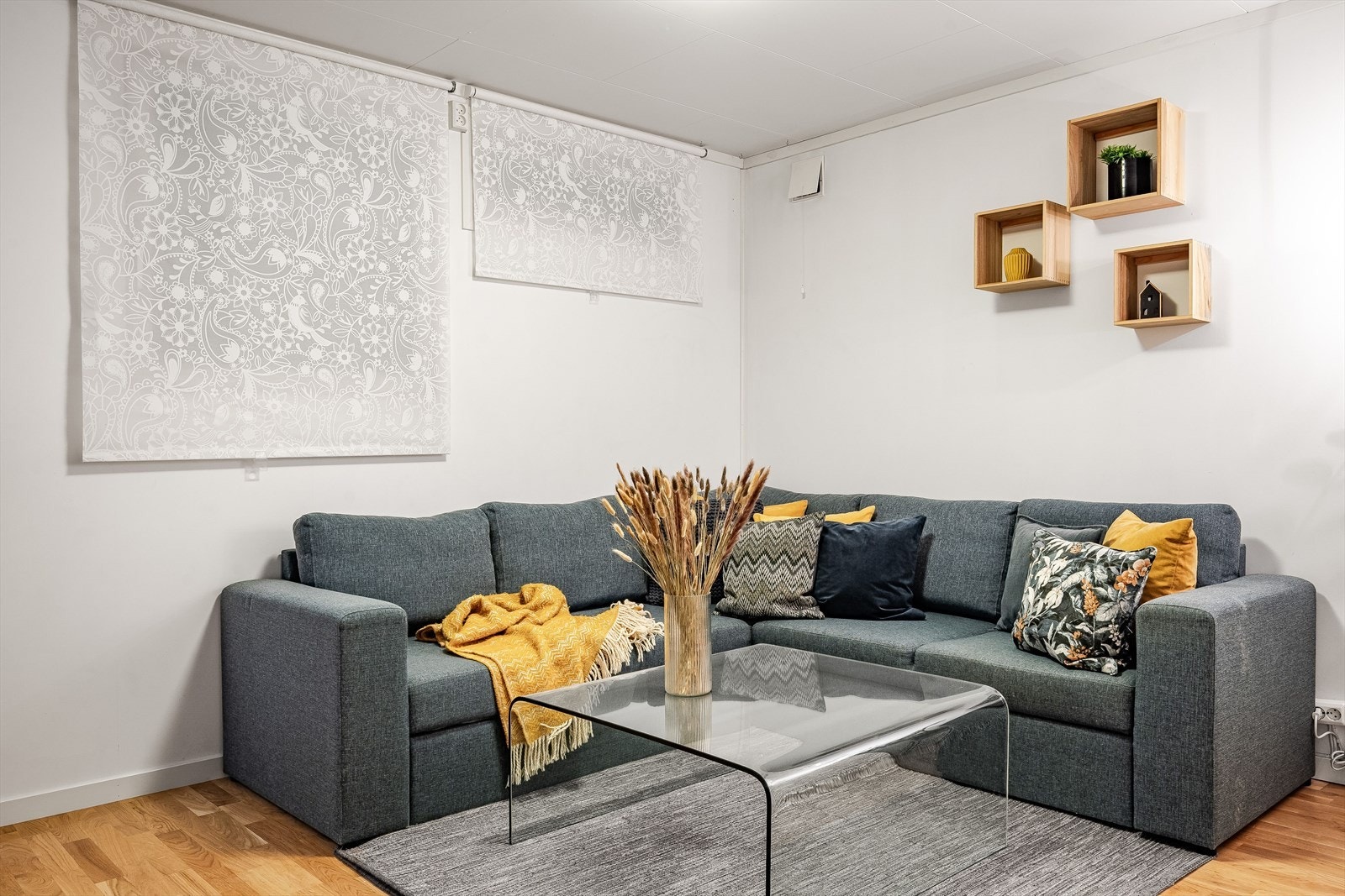 Stuen har parkett på gulv og lysmalte overflater. Galleribilde