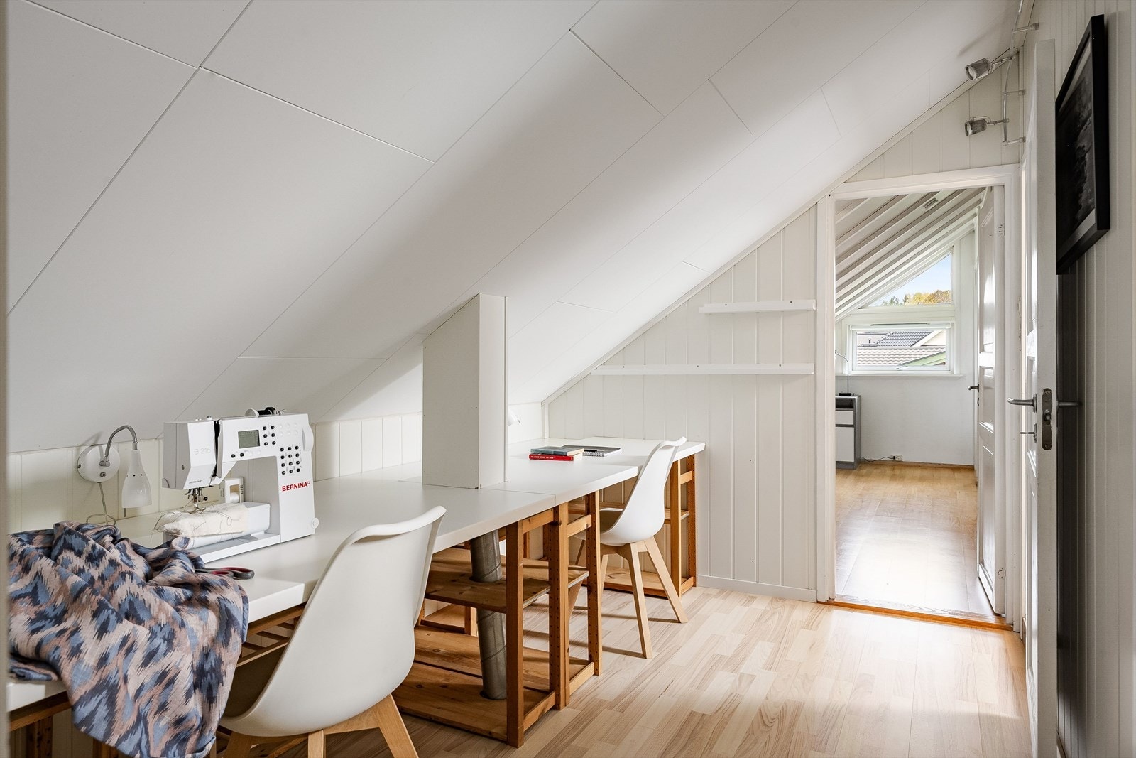 Gang innredet som kontor/arbeidsrom. Galleribilde