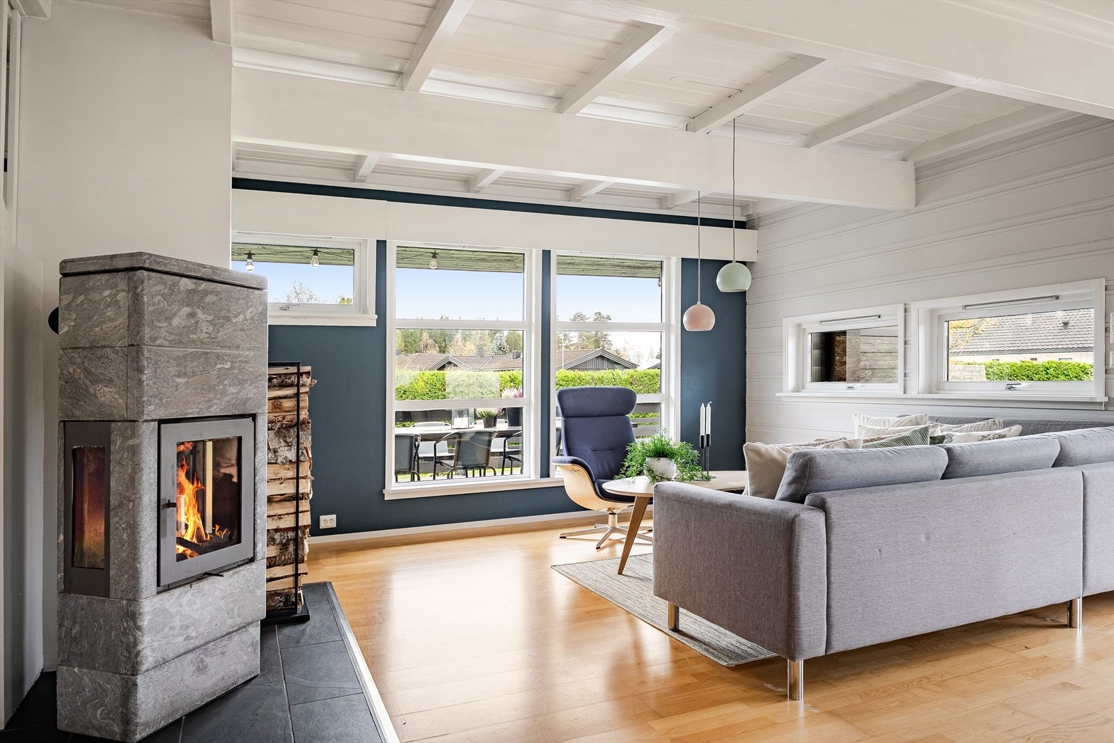 Stuen har velholdt god standard med parkett på gulv og lysmalt panel på veggene kombinert med glatte overflater malt i en fin mørk blåfarge. Galleribilde