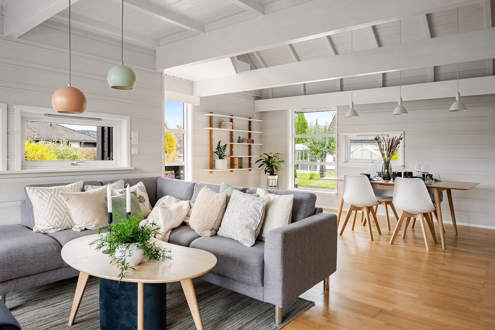 Stuen får rikelig med naturlig lys fra flere vinduer mot totalt tre ulike himmelretninger. Galleribilde