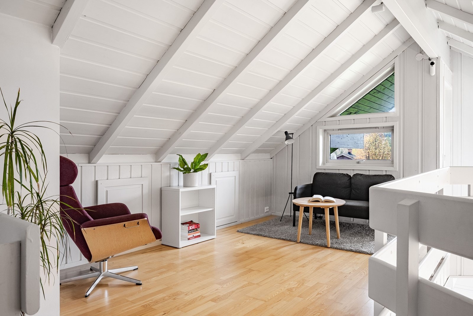 I boligens 2. etasje er det en lys og hyggelig loftstue. Galleribilde