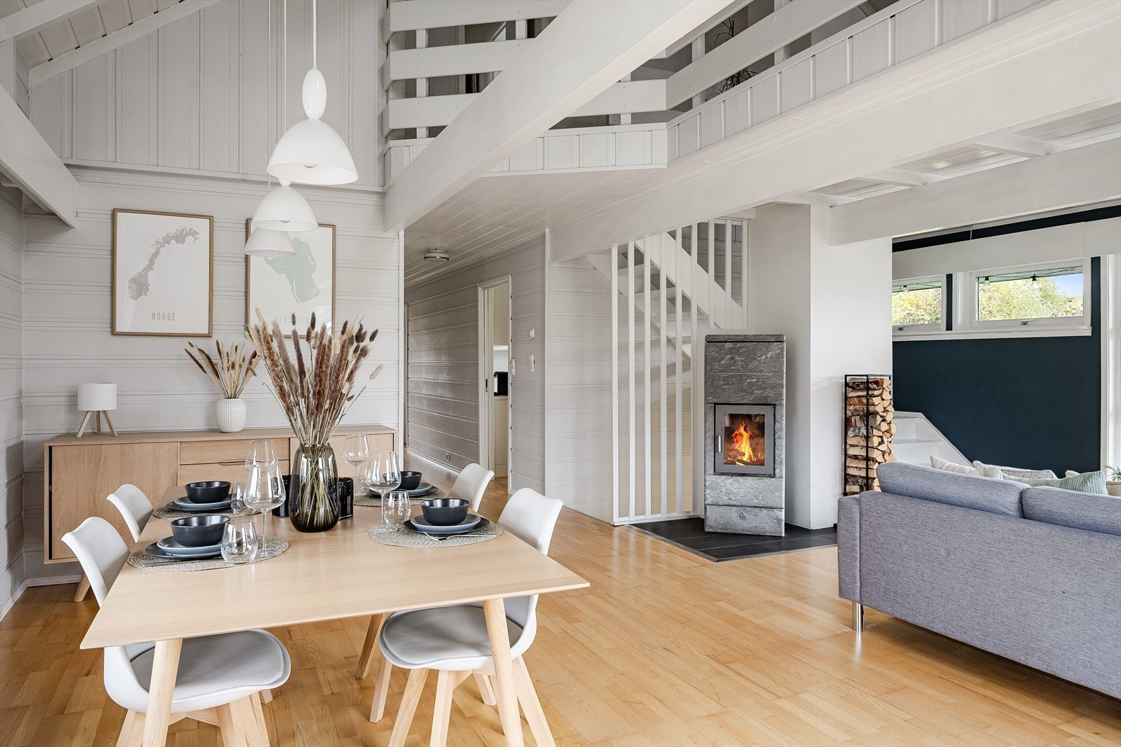 Lysinnslippet sammen med den åpne løsningen og gode takhøyden, gir en god og luftig romfølelse. Galleribilde