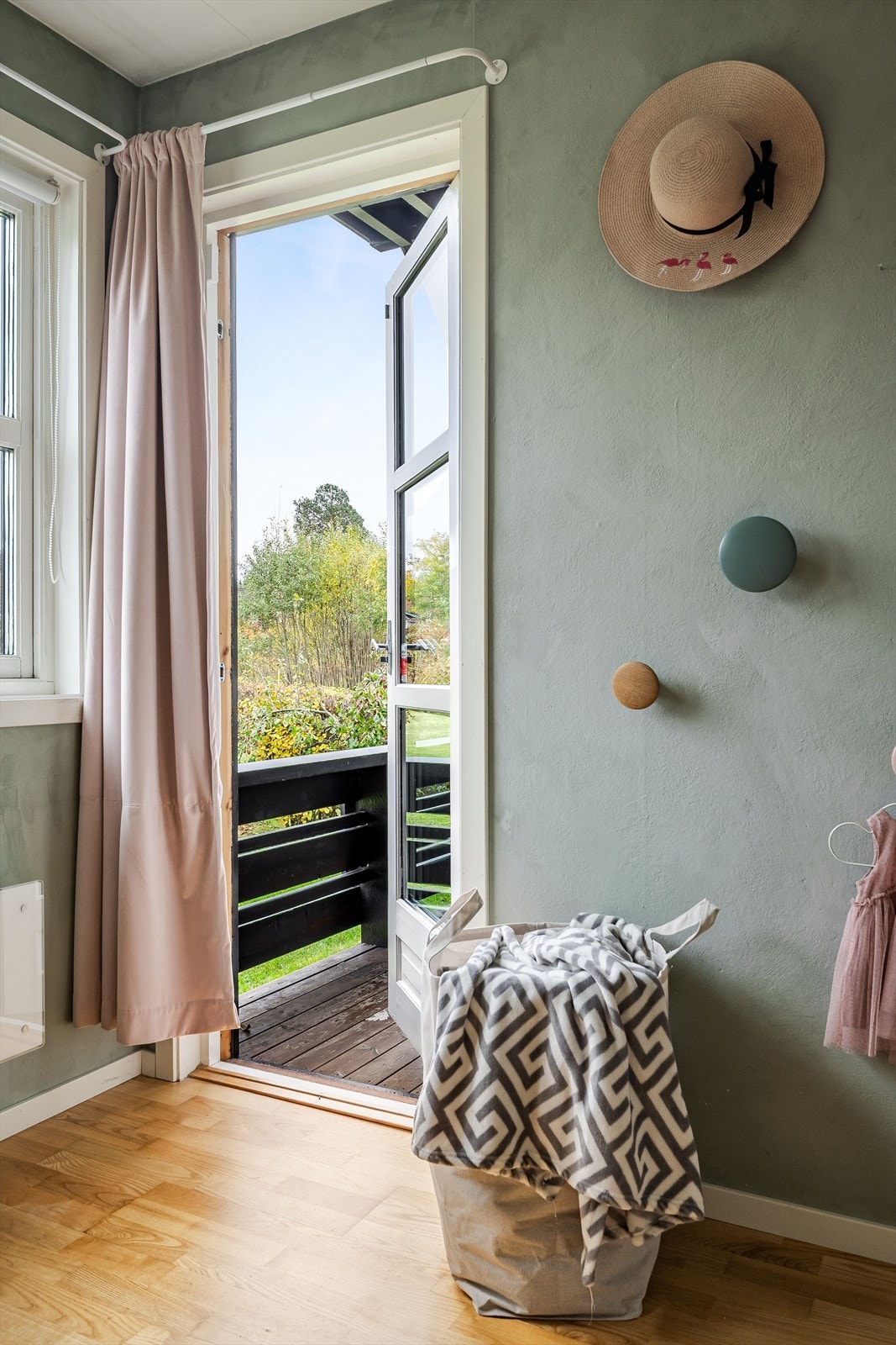 Fra soverommet er det utgang til en liten luftebalkong mot nordøst og med deilig morgensol. Galleribilde