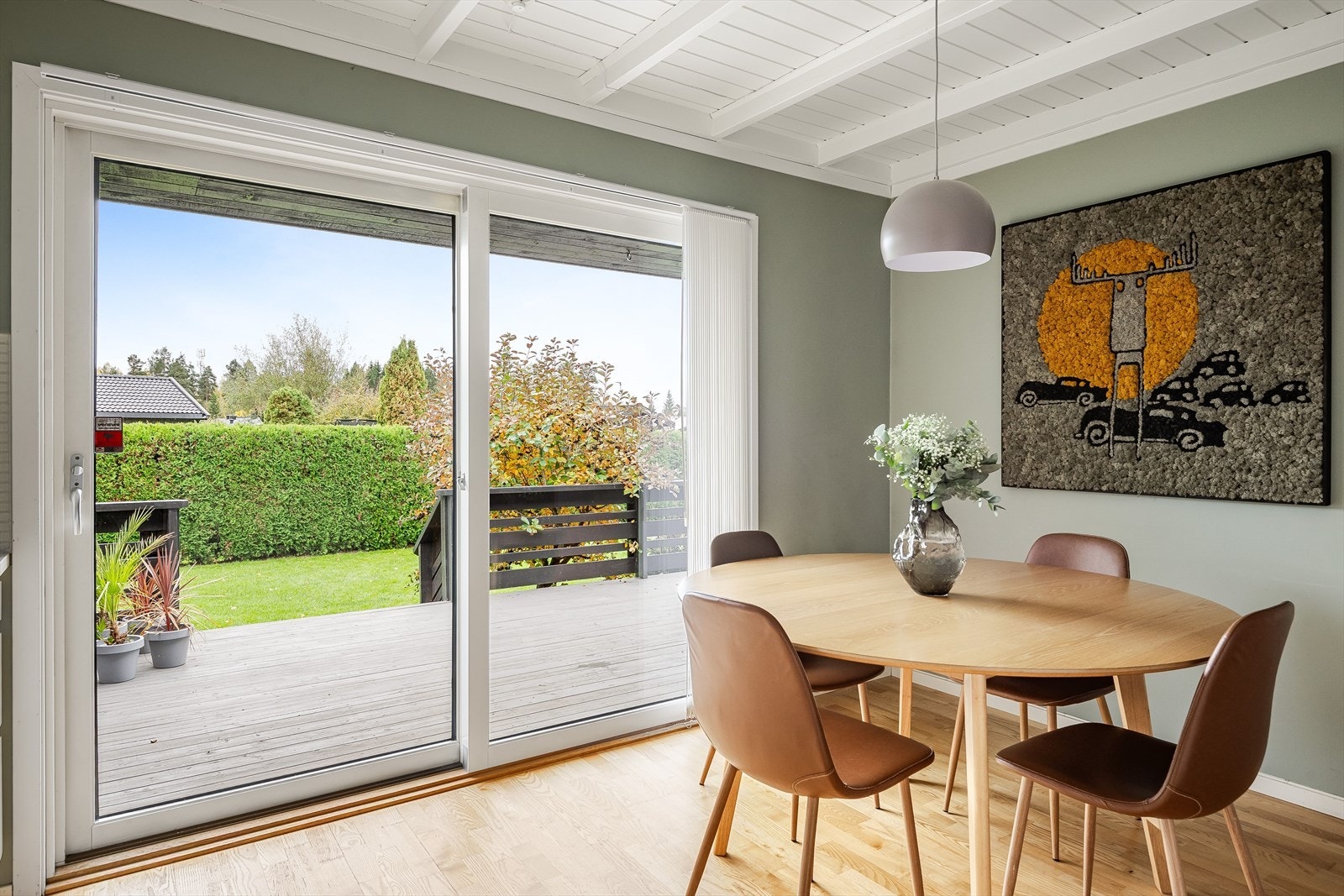 Kjøkkenet ligger i et eget rom i naturlig tilknytning til stuen og har stor skyvedør ut til terrassen. Det er plass til et spisebord som gjør at også kjøkkenet blir et naturlig oppholdsrom og samlingspunkt. Galleribilde