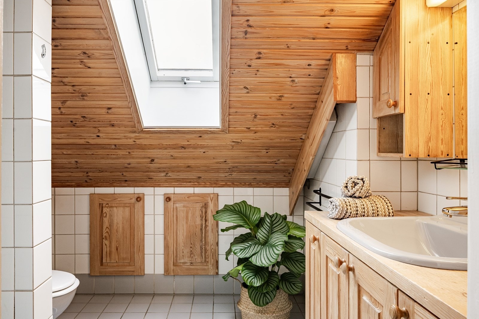 Baderommet i 2. etasje er fra byggeåret 1986 og må oppgraderes for å tåle normal bruk etter dagens krav. Baderommet har flislagt gulv med gulvvarme, belegg på gulv i dusjnisjen, flislagte vegger og mekanisk avtrekk via himlingsventil. Galleribilde