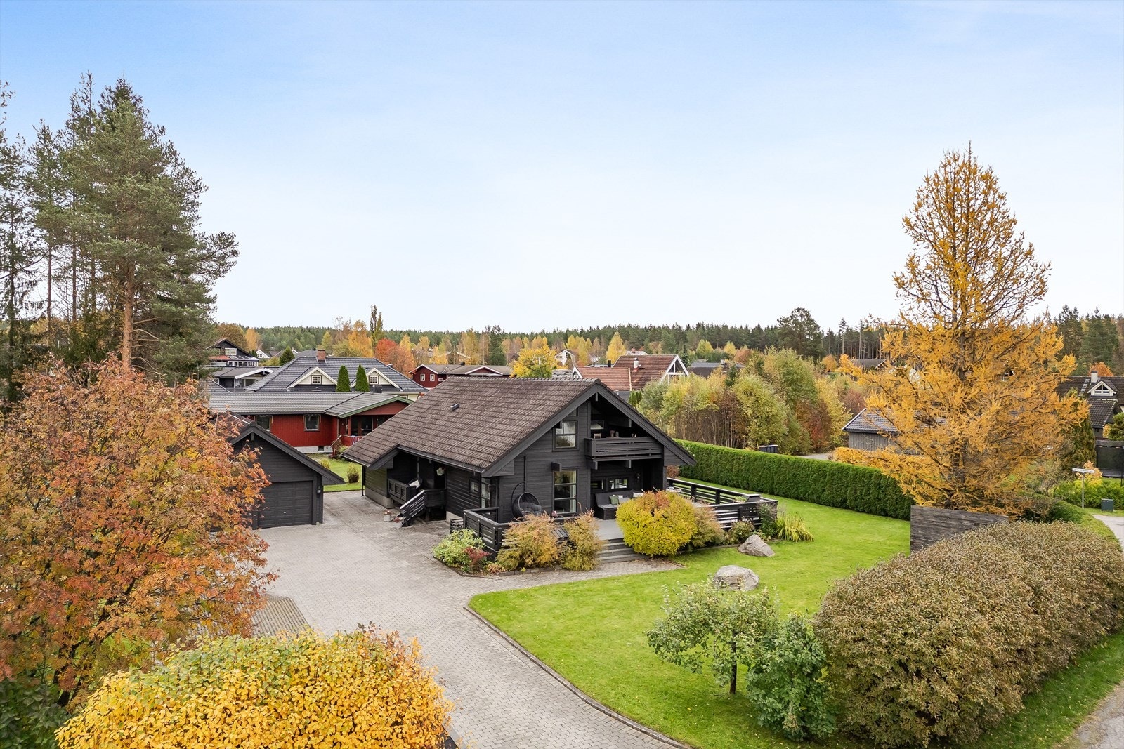 En stor, flott og solrik eiendom på ca. 1 126m² som er pent opparbeidet med belegningsstein, plen og beplantning. Eiendommen har en attraktiv beliggenhet i et rolig og barnevennlig boligområde på Hanstad. Galleribilde