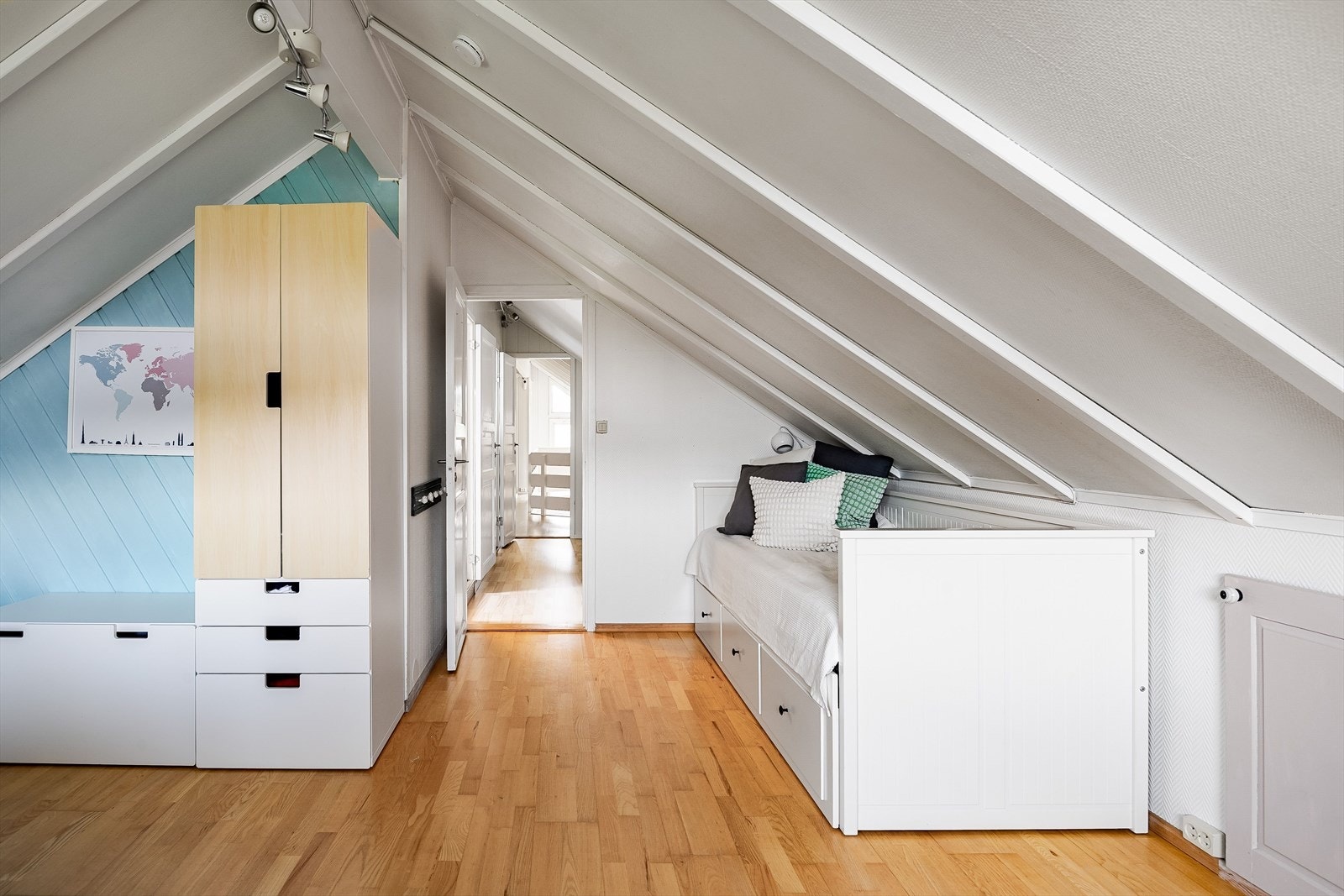 Adkomst til kneloft med lagringsmuligheter i begge ender. Galleribilde