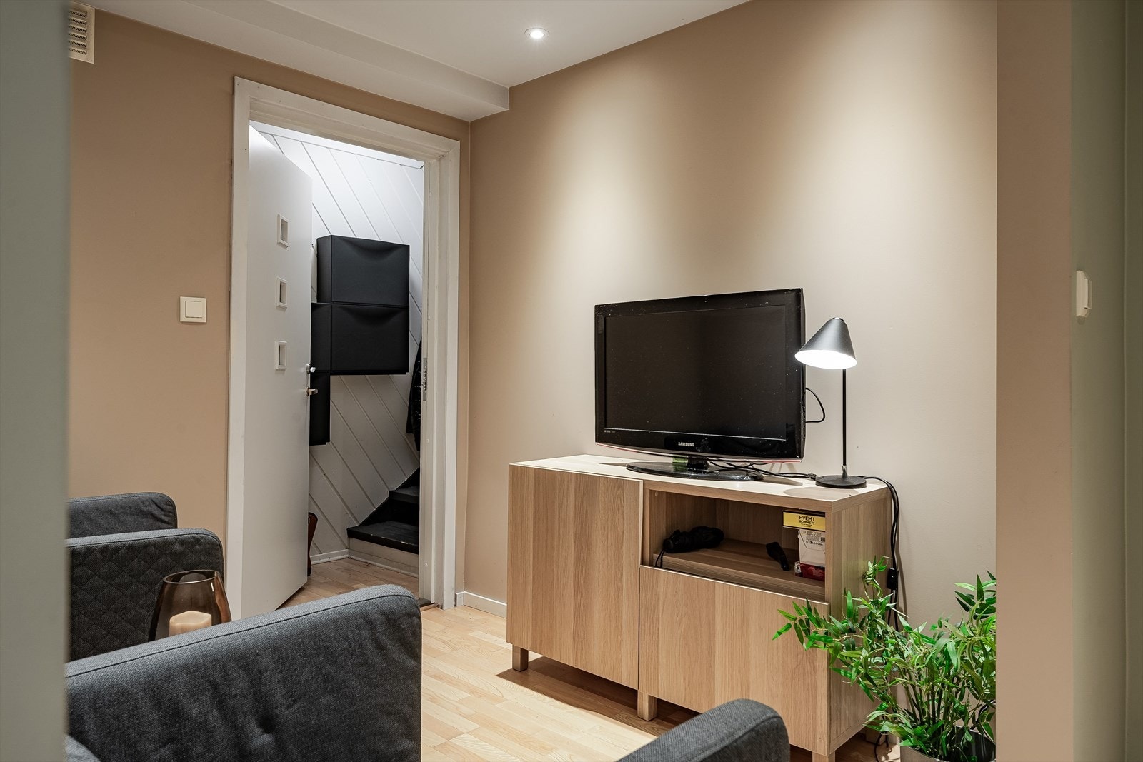 Gang i hybeldelen innredet som en liten stue. Galleribilde