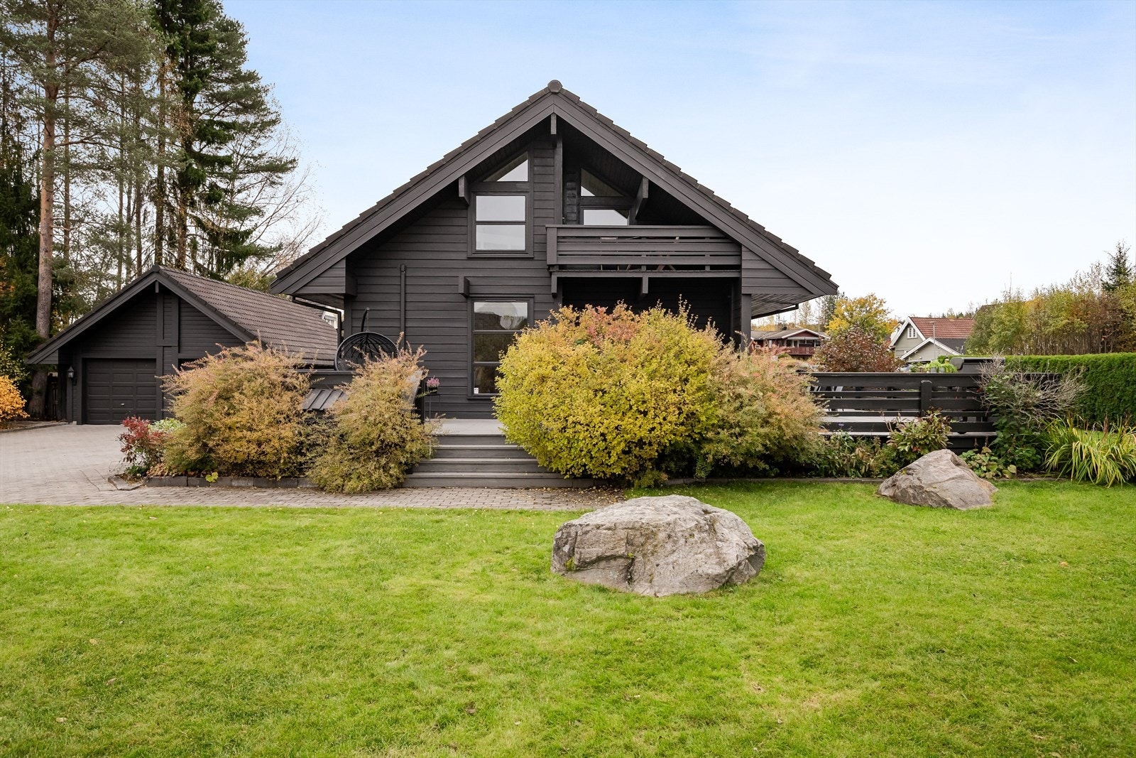 Boligen har en innholdsrik planløsning over tre plan med bla. 3 stuer, 4 soverom, 2 bad, badstue og vaskerom i hoveddelen. I tillegg er det egen inngang til en hybeldel i kjelleren som er utleid til 2 leietakere. Galleribilde