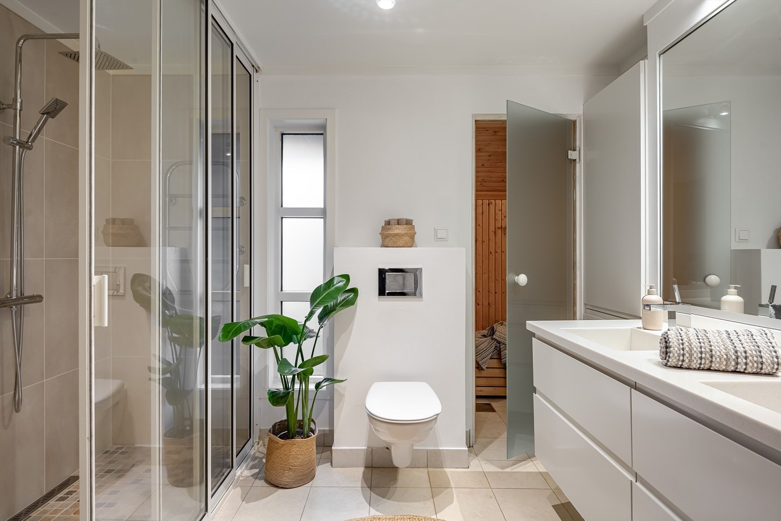 I tilknytning til soverommene i 1. etasje, er det er lyst og pent baderom som ble pusset opp i 2011 og 2025. Baderommet har delikate fliser på gulv og vegger i dusjen, elektrisk gulvvarme og mekanisk punktavtrekk. Galleribilde