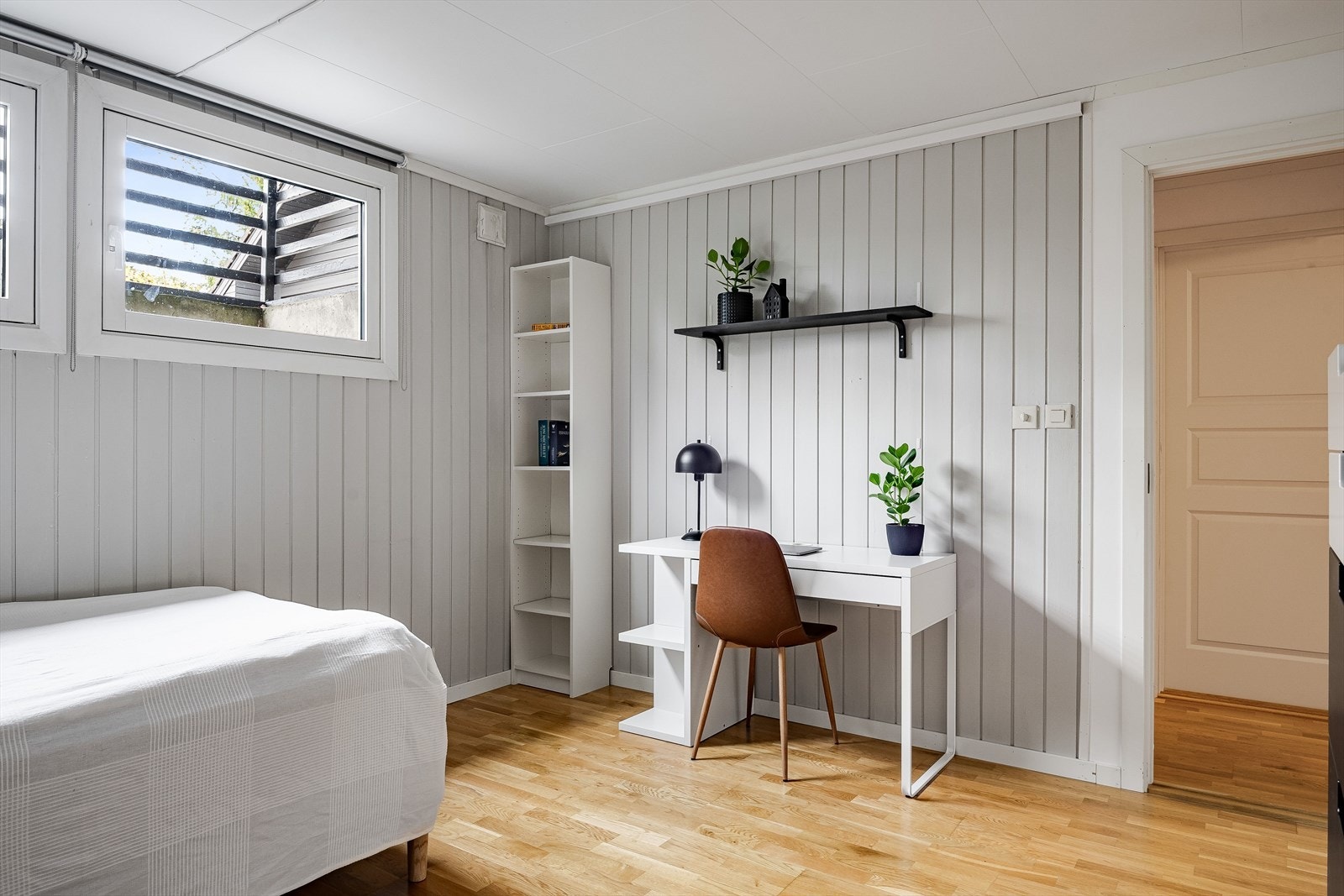 På soverommet er det plass til seng, kontorpult og kommoder, samt oppbevaringsplass i medfølgende garderobeskap. Galleribilde