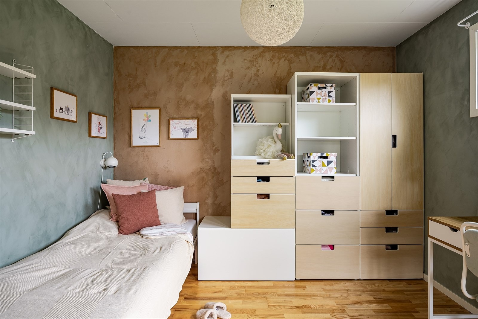 På soverommet har du plass til seng, kontorpult og oppbevaringsplass i medfølgende garderobeløsning. Galleribilde