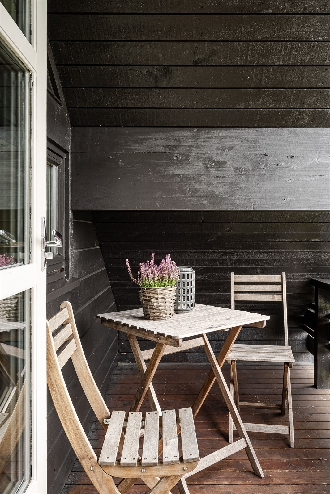 Fra loftstuen er det utgang til en koselig overbygget balkong mot sydvest. Galleribilde