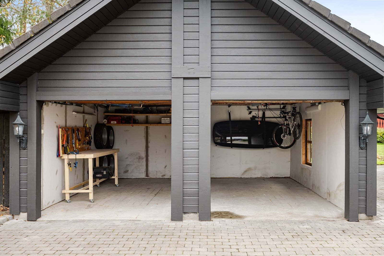 Eiendommen er også bebygd med en dobbeltgarasje fra 1991 som består av garasje med elbil-lader. Galleribilde